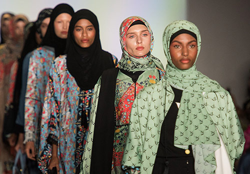 Roupas da moda para a primavera e o verão para meninas muçulmanas