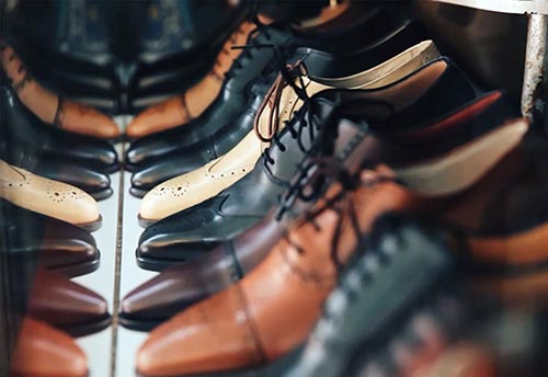 ما نوع الأحذية الرجالية التي يجب أن تكون في خزانة الملابس؟