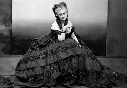 أول عارضة أزياء فيرجينيا دي كاستيجليون وأسرارها في تصوير الأزياء